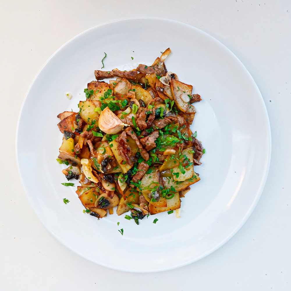 Жареный картофель с мясом и грибами Жареный картофель с мясом и грибами